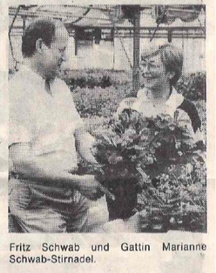Historischer Zeitungsausschnitt mit Fritz und Marianne Schwab-Stirnadel und einer Pflanze